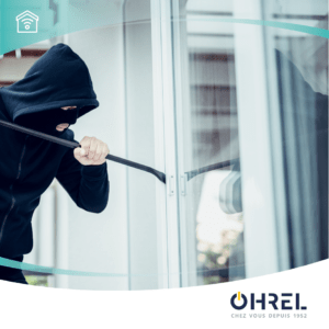 Un cambrioleur essaie de s'introduire dans une maison