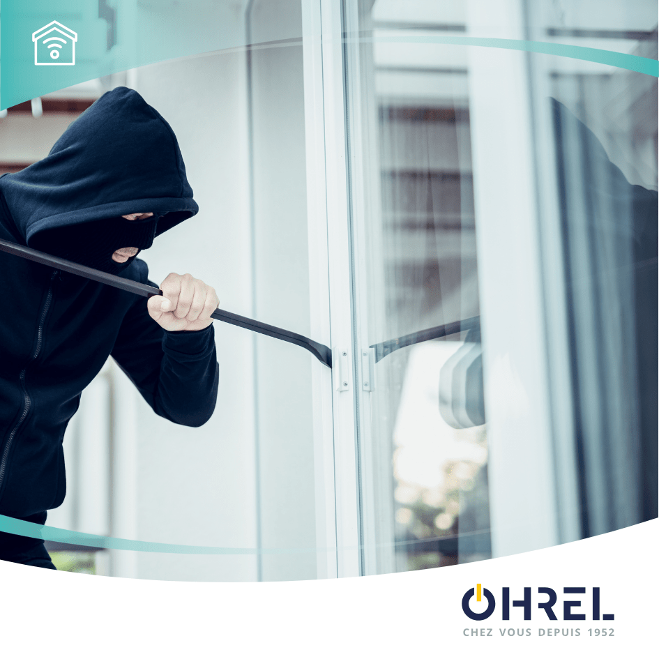 Un cambrioleur essaie de s'introduire dans une maison
