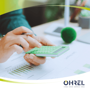 Des mains sur une calculatrice