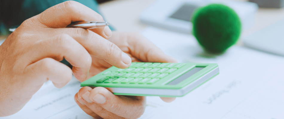 Des mains sur une calculatrice